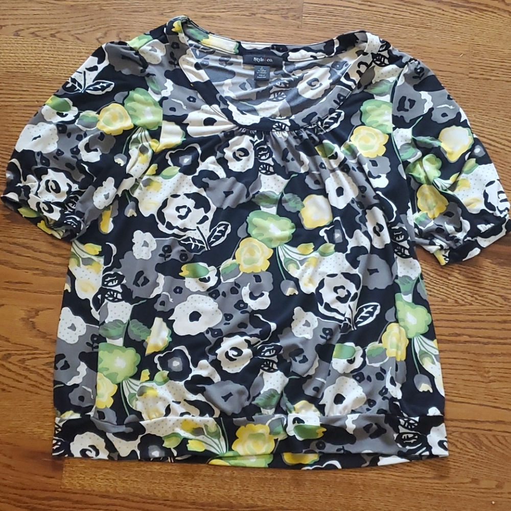Women's shorts sleeve blouse